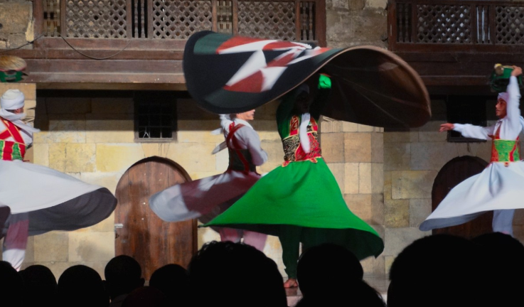 foto de hombres bailando una danza tradicional del medio oriente
