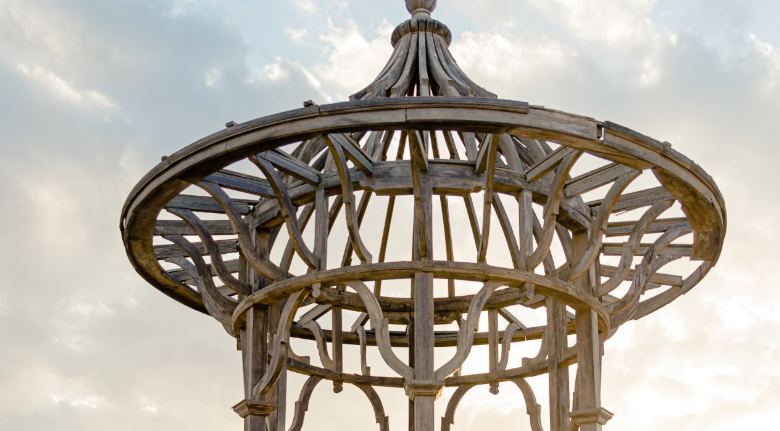 foto de capilla de madera en atardecer