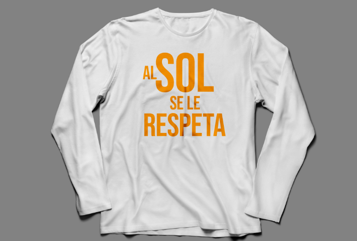 polo blanco con estampado de el sol se le respeta